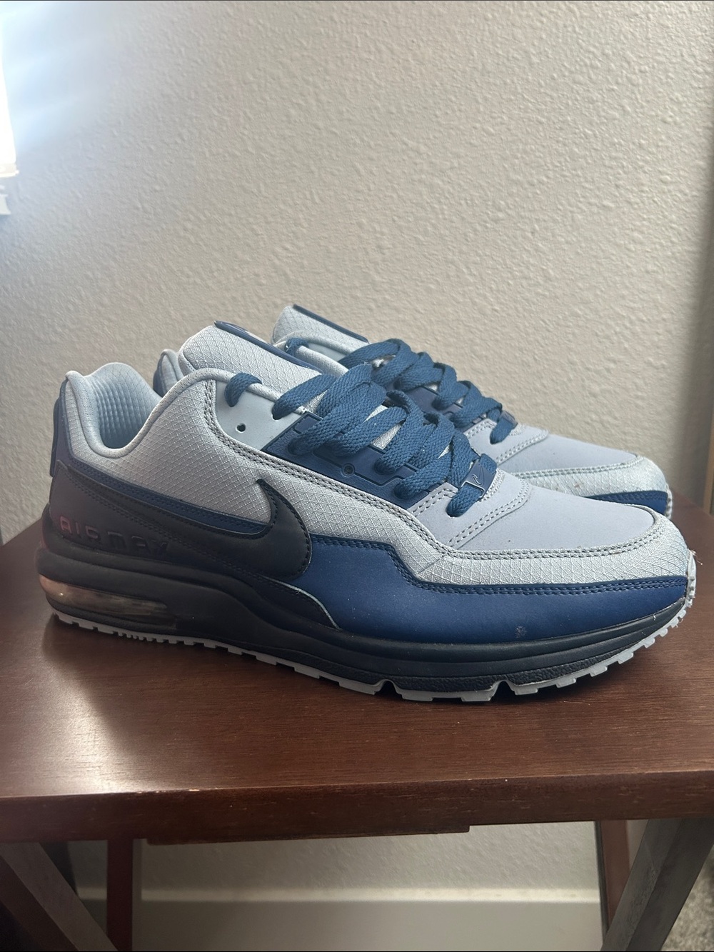 Nike Men’s Light Blue and Navy Low-Top Sneakers